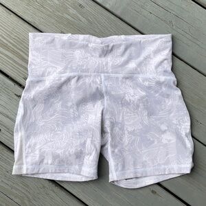 Lululemon size 10 white patterned shorts